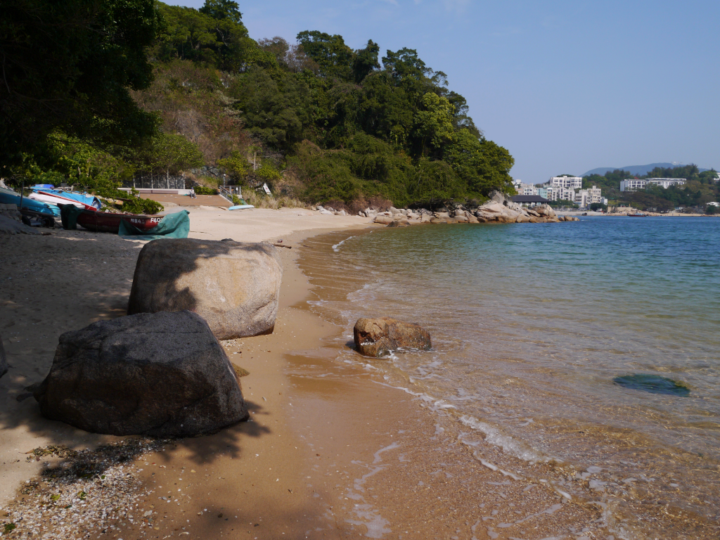 Une petite plage tranquille à l'arrière de l'île à Hong Kong