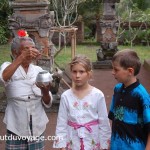 Indonésie Bali temple pretresse jumeaux