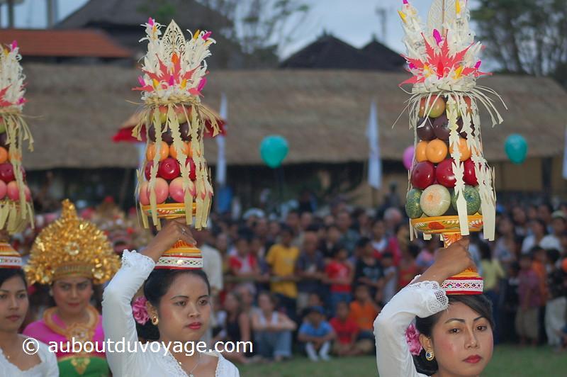 Indonésie Bali Ubud procession femmes offrandes