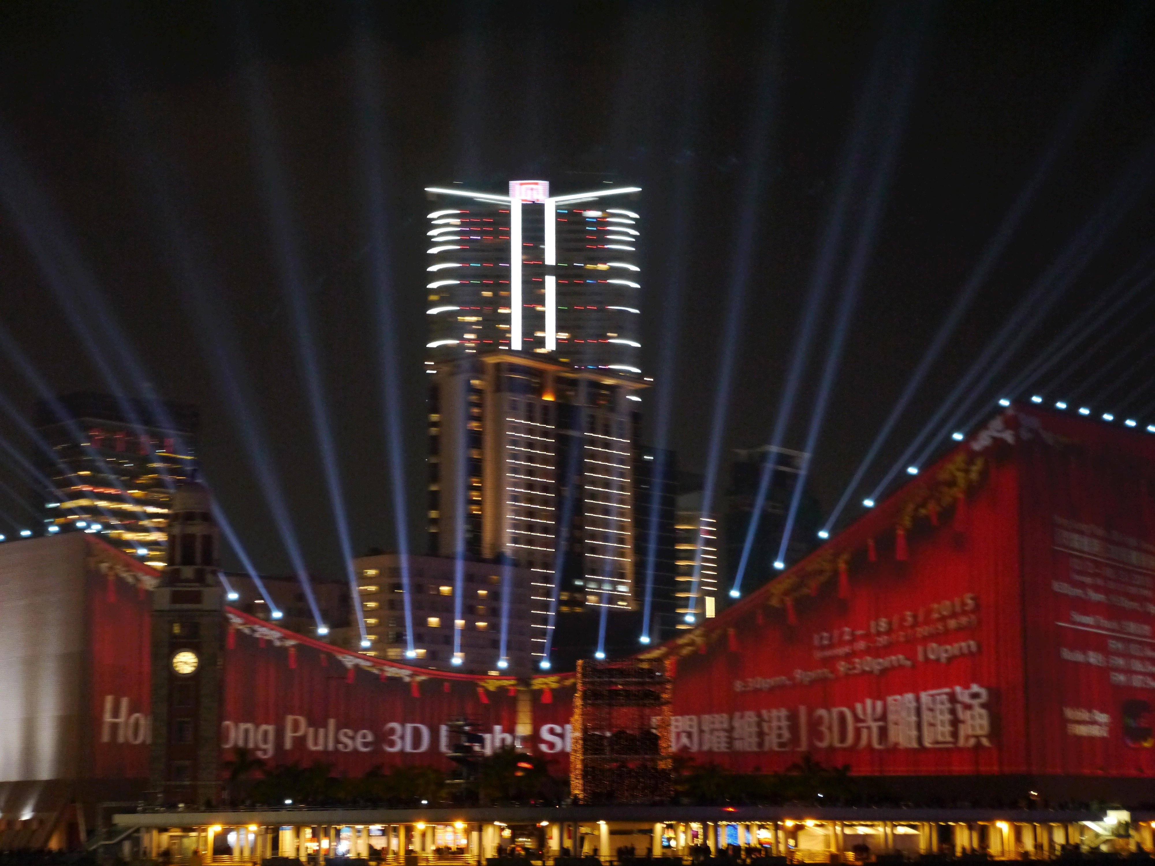 Jeux de lumières les soirs précédant le nouvel an chinois à Hong Kong